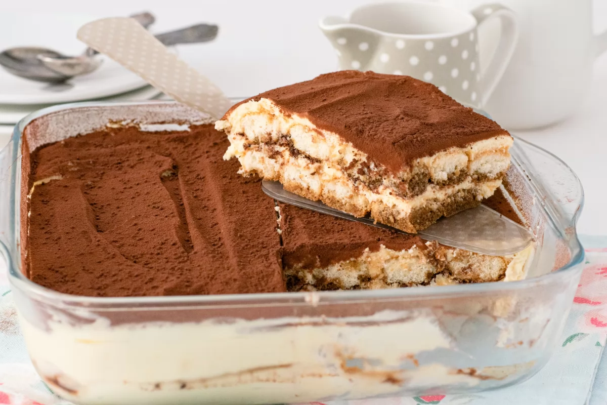 Los 20 postres y dulces más famosos y ricos del mundo 1 Presentación final del tiramisú