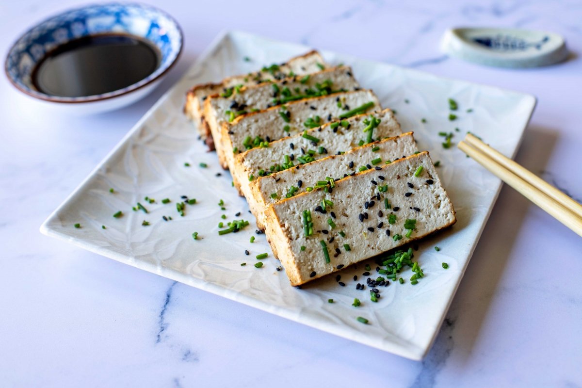 Presentación final del tofu a la plancha con salsa de soja