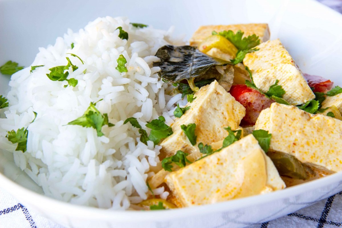 Presentación final del tofu al curry