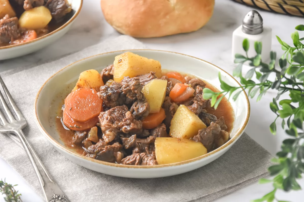 Presentación final detalle de la carne de ternera guisada con patatas