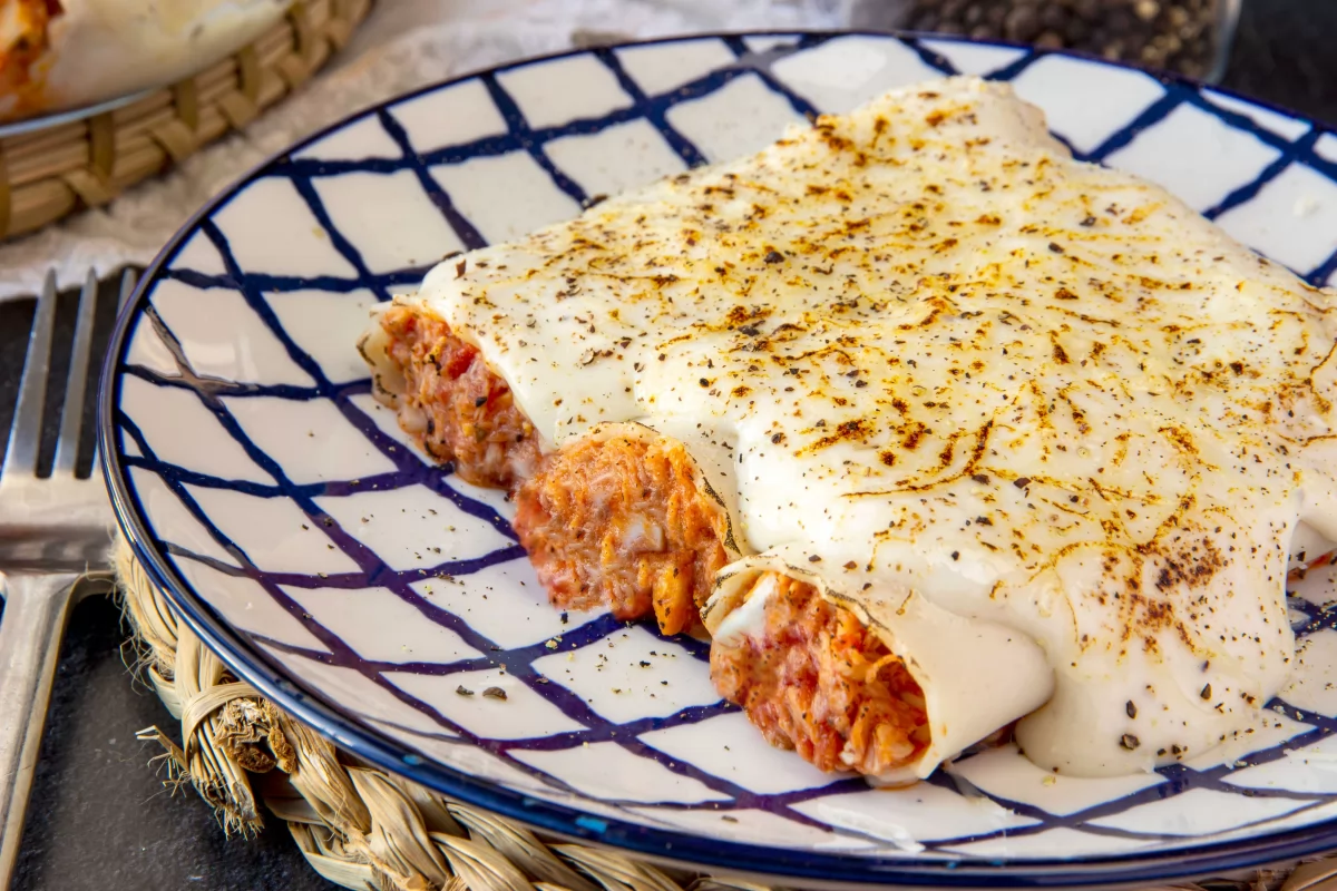 Canelones de atún con tomate y huevo 10 Presentación final detalle de los canelones de atún con tomate y huevo *