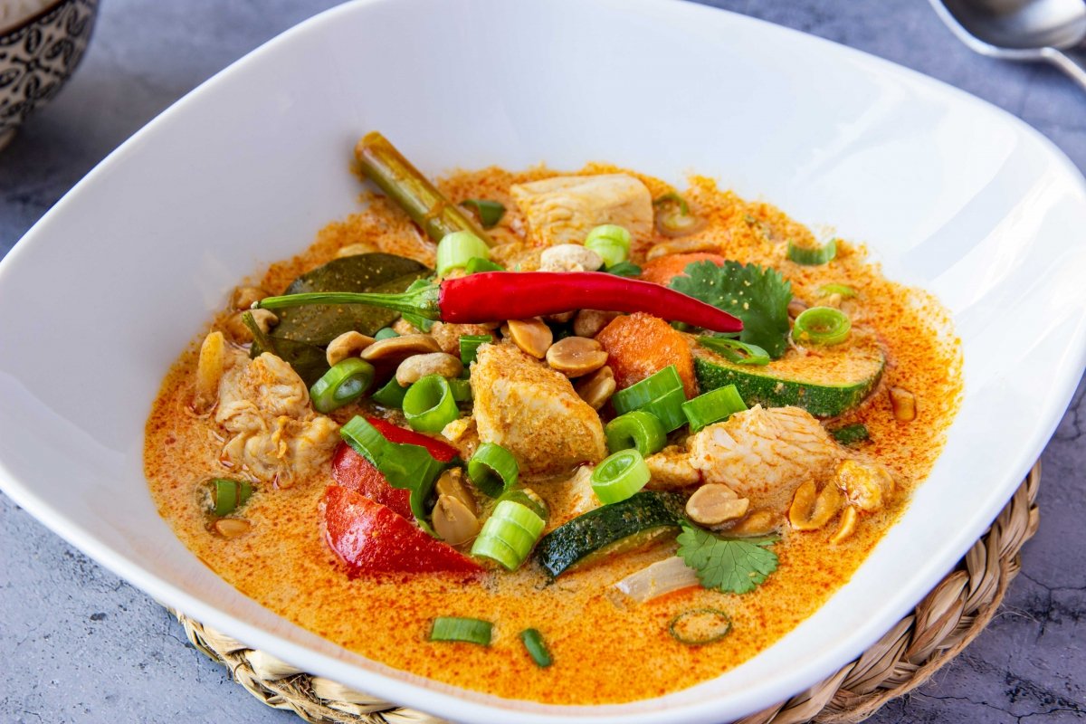 Presentación final detalle del curry rojo de verduras y pollo