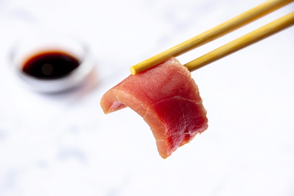 Presentación final detalle del sashimi de atún