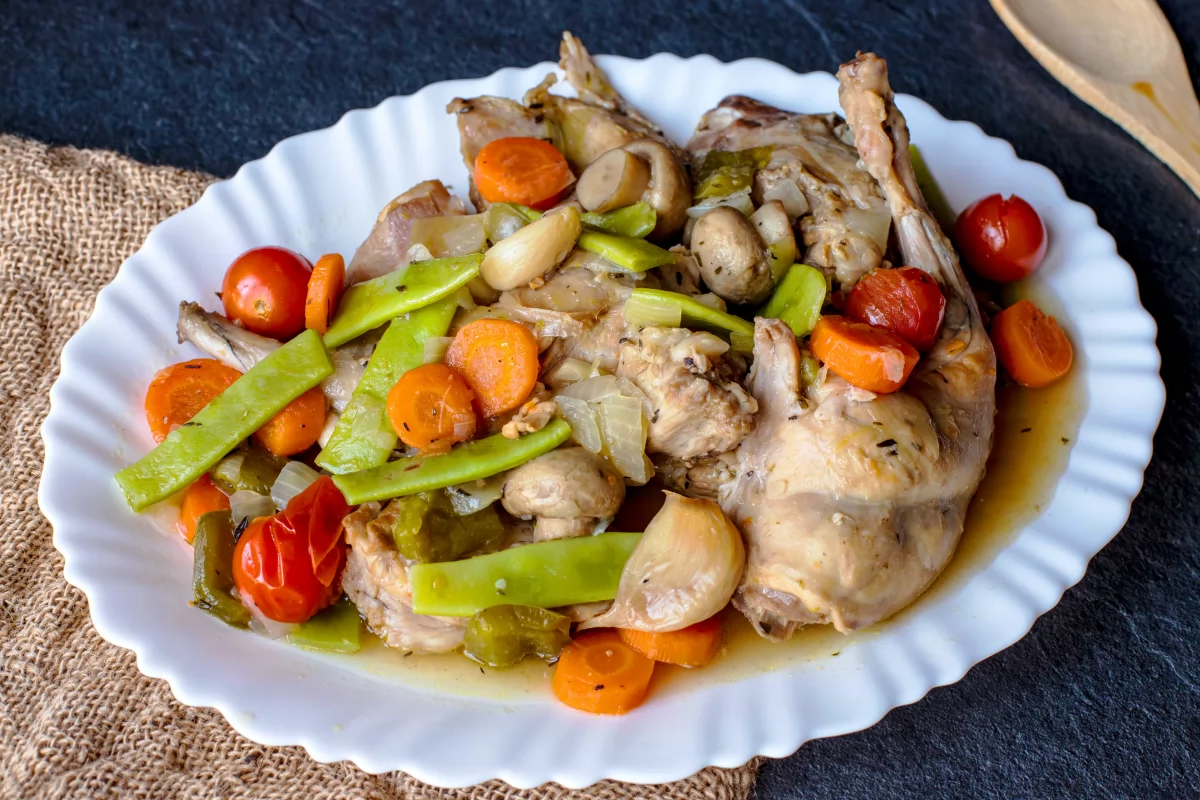 Conejo guisado con verduras 7 Presentacion final en fuente del conejo guisado con verduras *