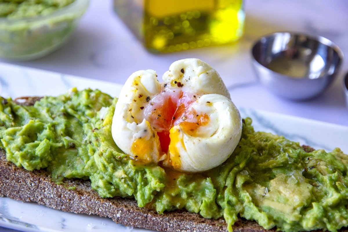 Extra final presentation of toast with avocado and egg