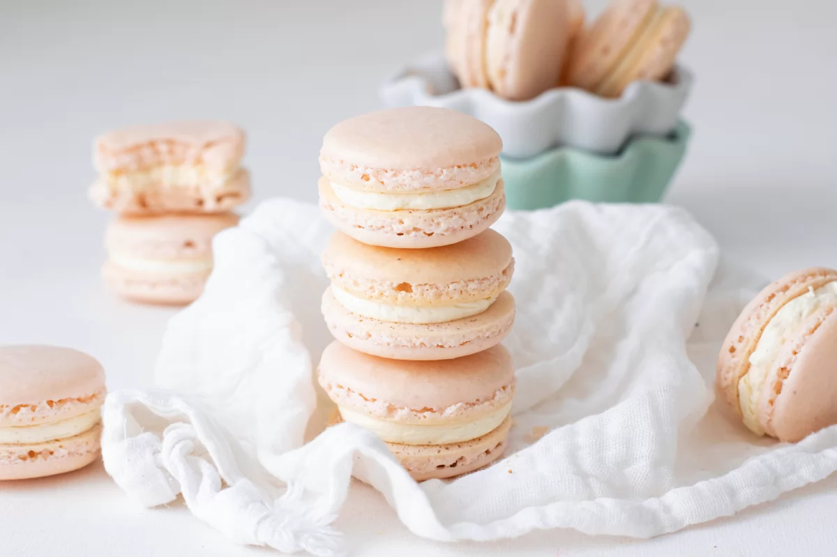 Los 20 postres y dulces más famosos y ricos del mundo 14 Presentación final extra de los macarons de violetas
