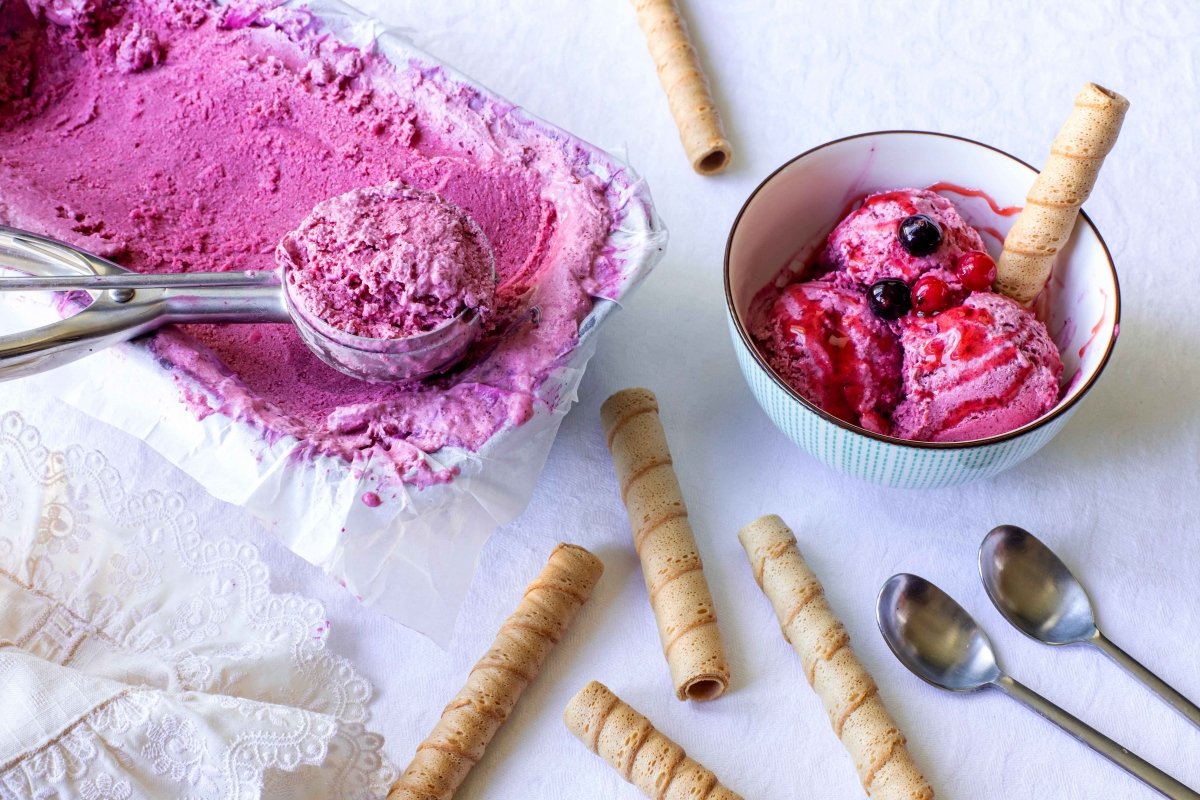 Presentación final extra del helado de yogur y frutos rojos