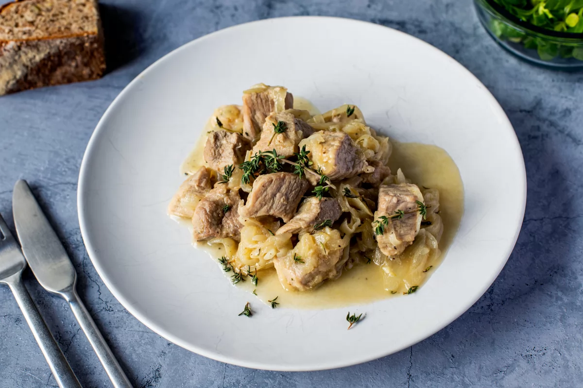 Presentación final top del cerdo guisado con cebolla *