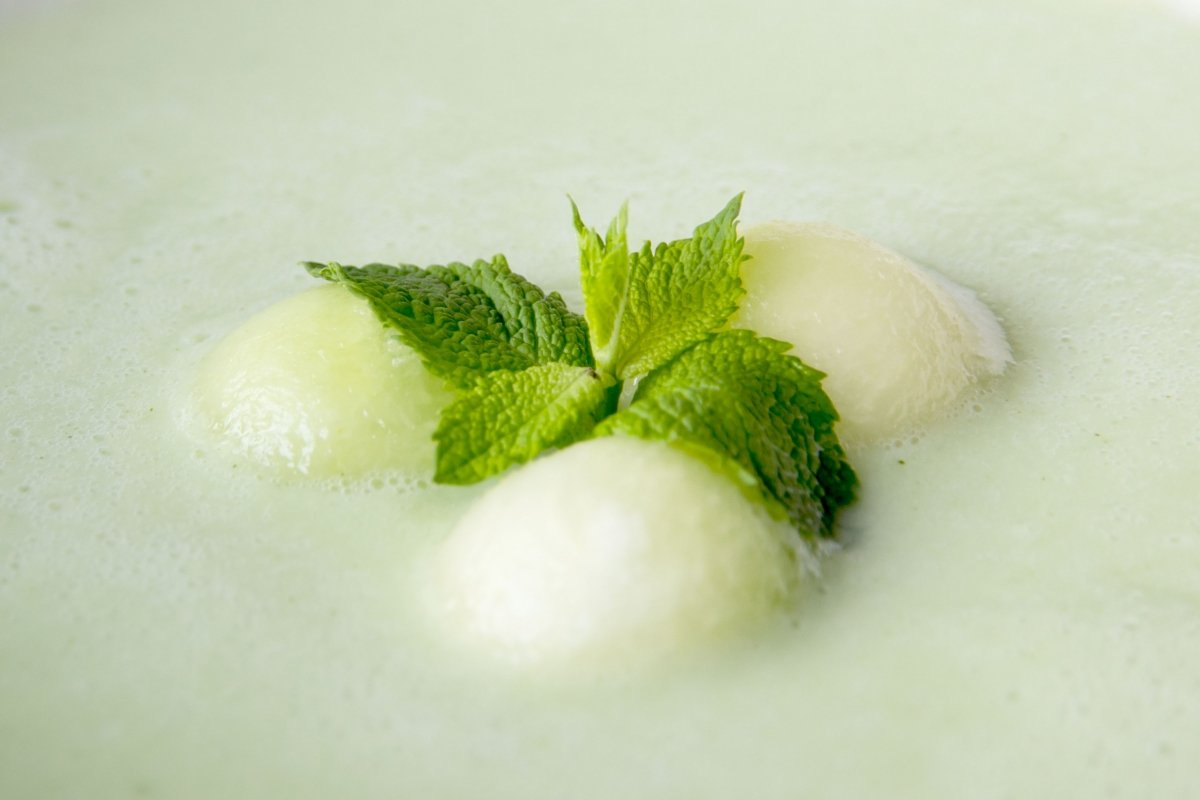 Main presentation of cold melon and mint soup
