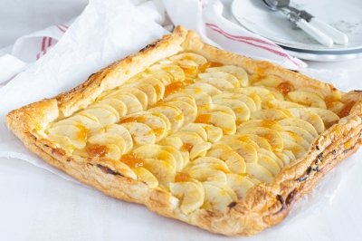 Tarta de manzana con hojaldre y crema pastelera