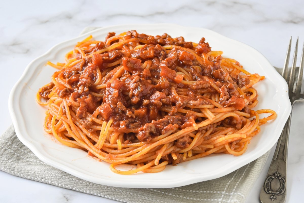 Presentación principal de los espaguetis a la boloñesa
