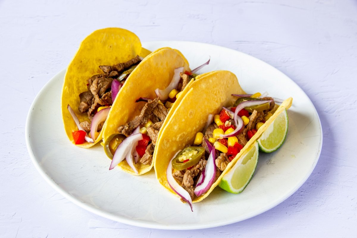 Tacos mexicanos de carne caseros, receta casera popular