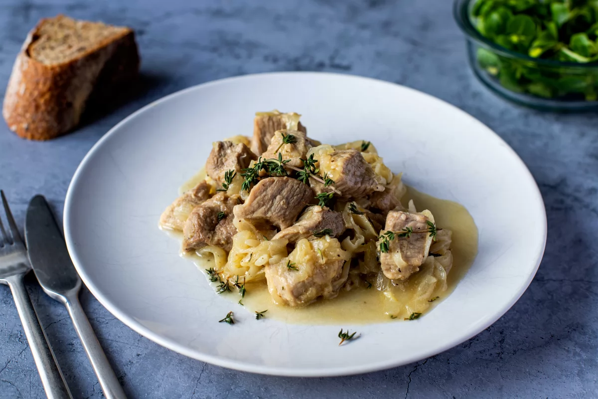 Presentación principal del cerdo guisado con cebolla *