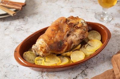 Codillo de cerdo al horno con patatas