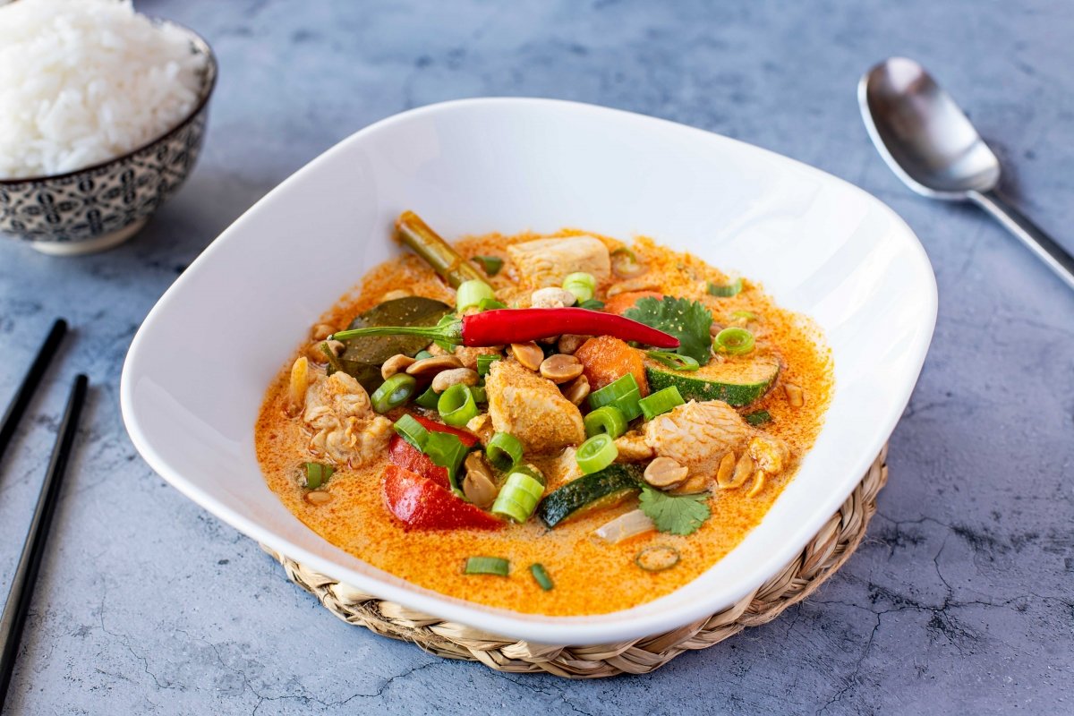 Presentación principal del curry rojo de verduras con pollo