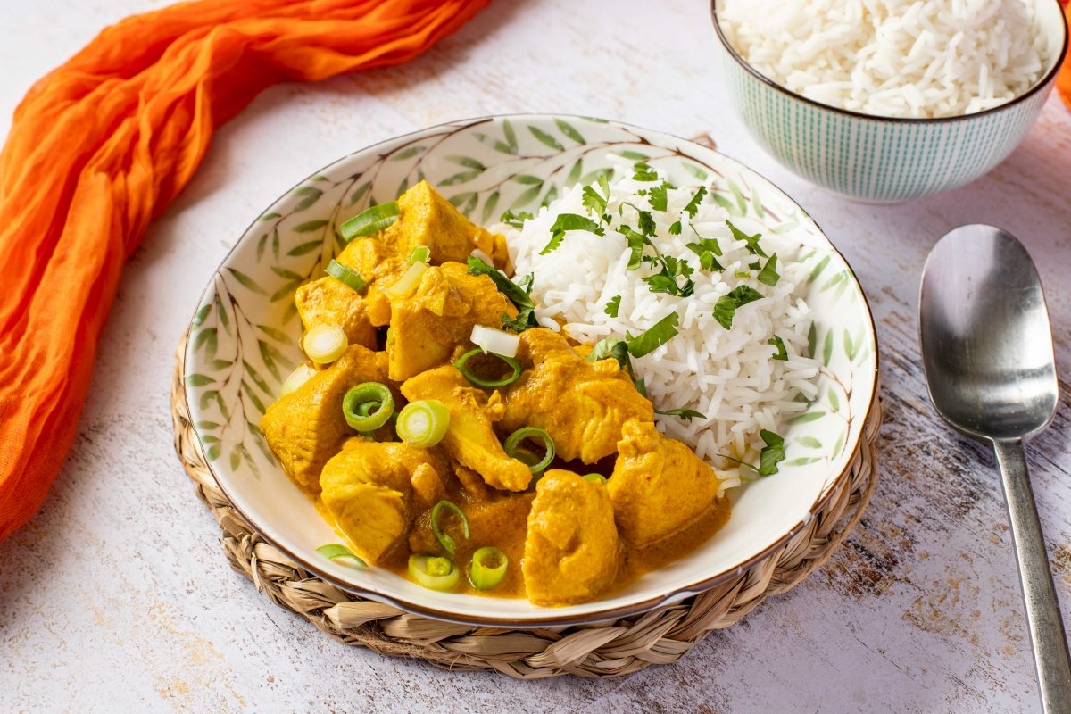 Presentación principal del pollo al curry con arroz rápido
