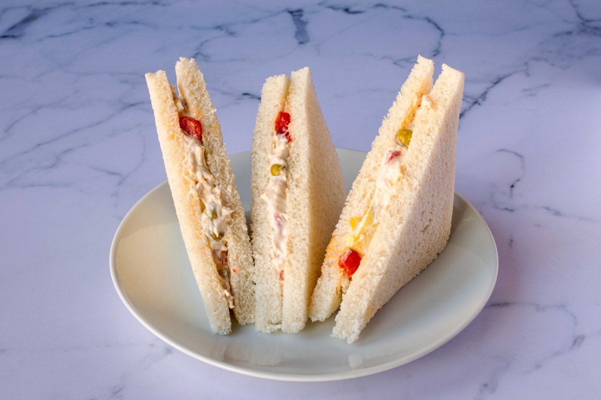 Presentación principal del sándwich de ensaladilla estilo Rodilla *