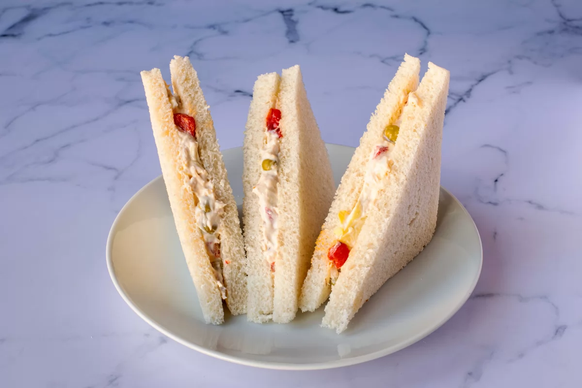Sándwich de ensaladilla estilo Rodilla 6 Presentación principal del sándwich de ensaladilla estilo Rodilla *