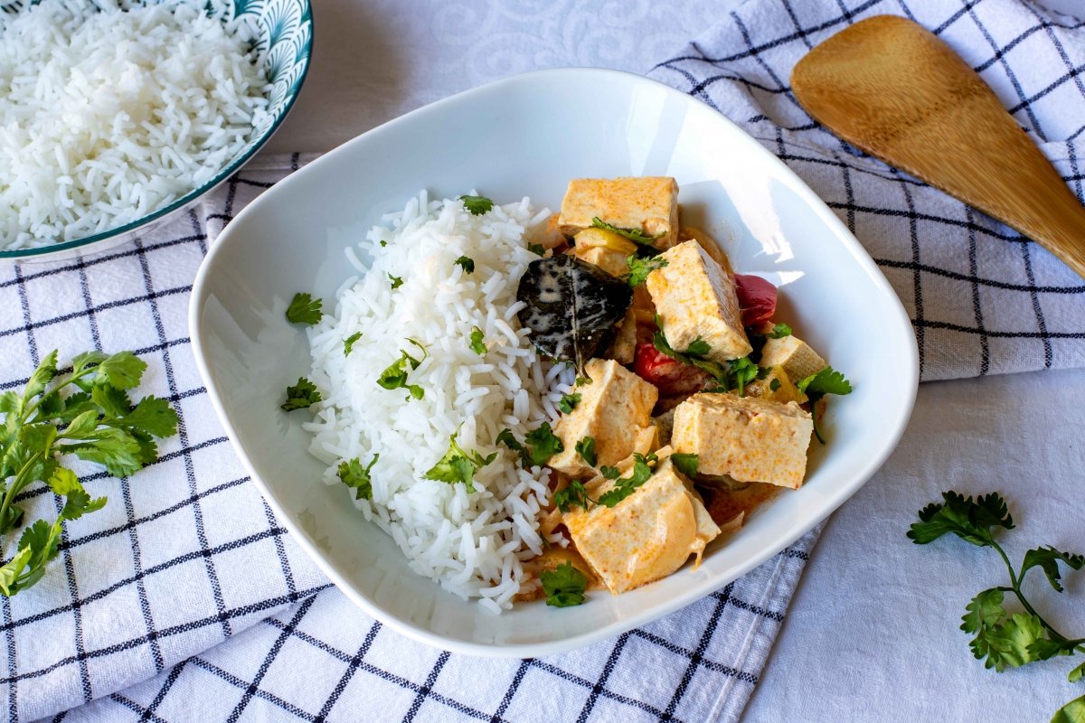 Presentación principal del tofu al curry