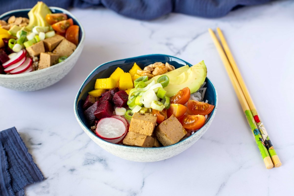 Presentación principal frontal del poke bowl de quinoa y arroz vegano