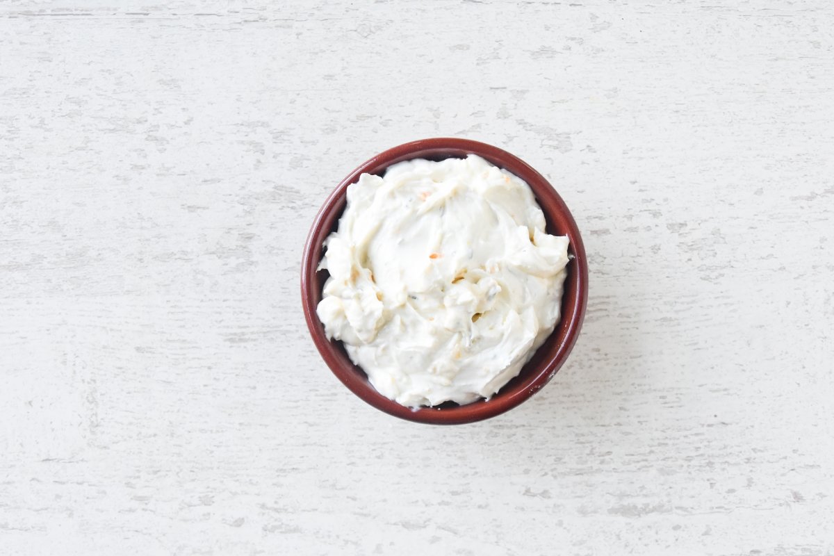 Presentamos la mousse salada de queso en una tarrina y servimos