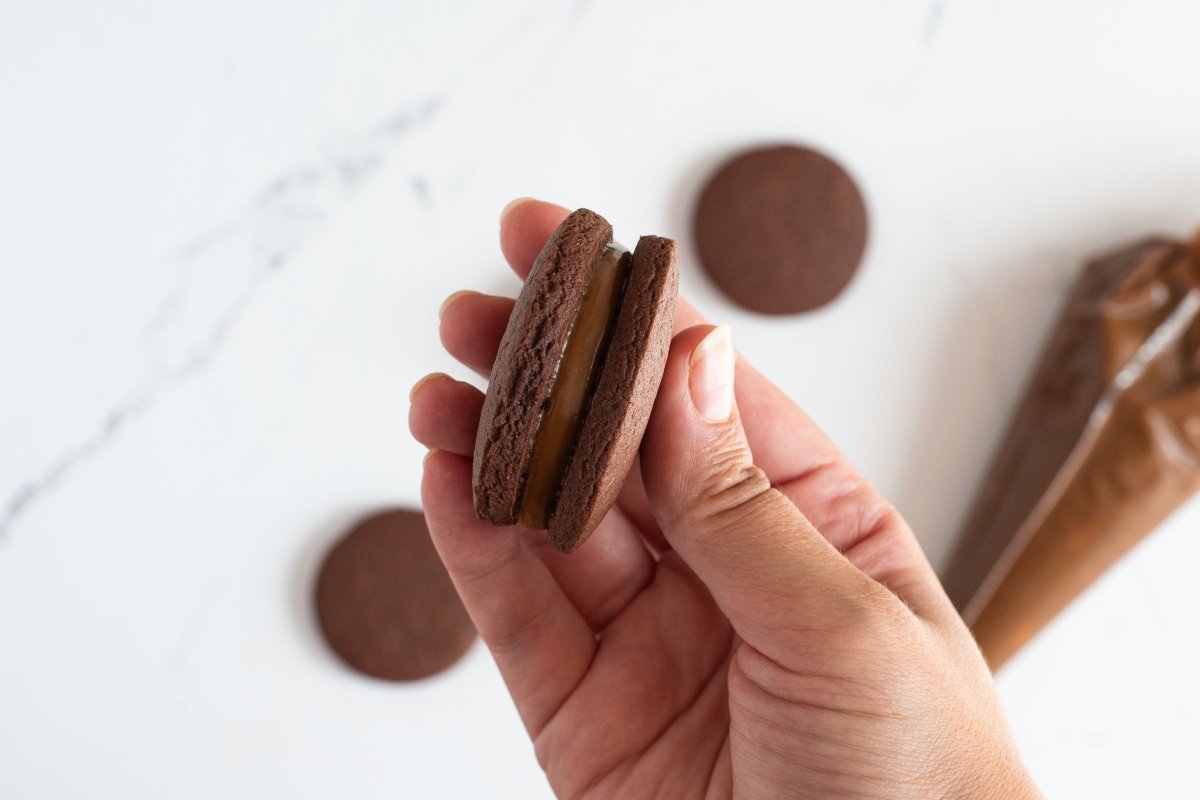 Presionamos los alfajores de chocolate