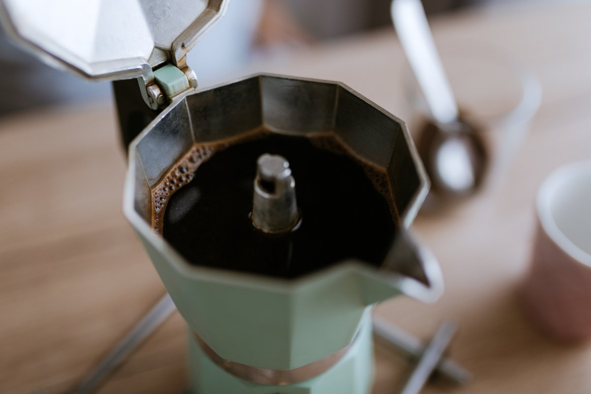 Primer plano de una cafetera italiana abierta llena de café