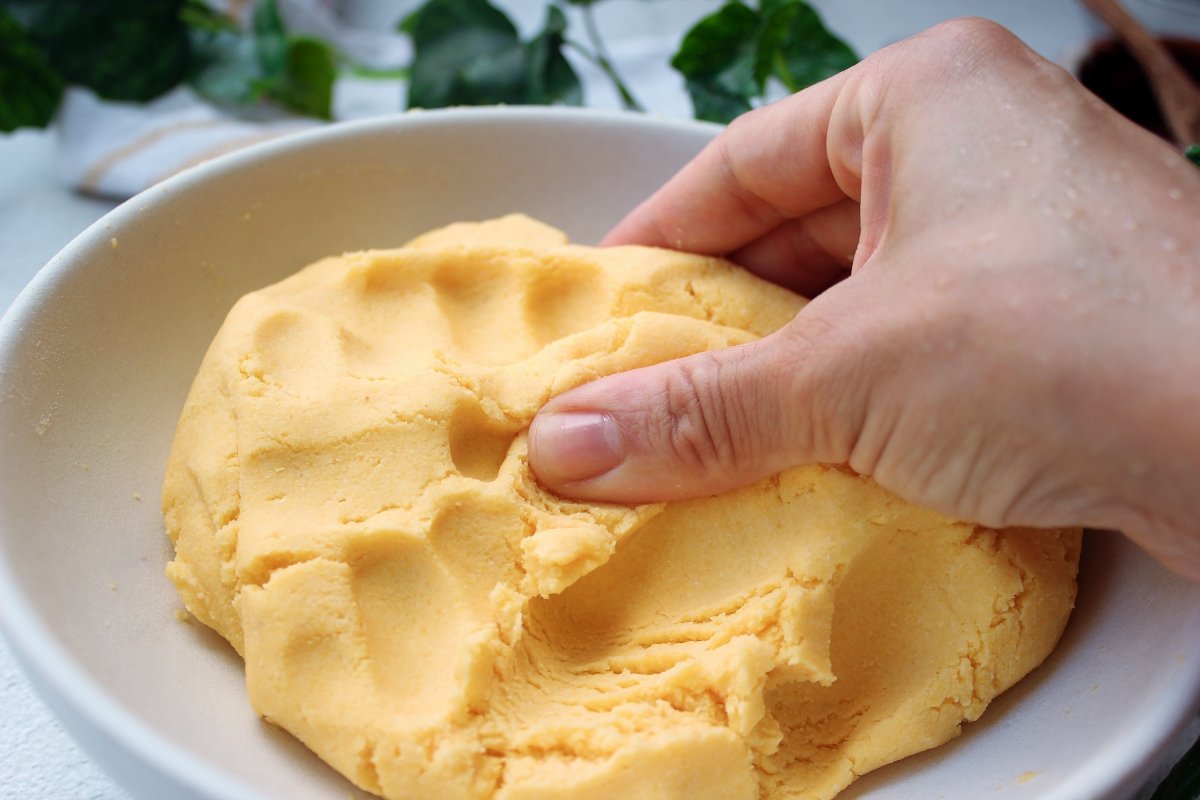 Process of kneading the dough for arepas