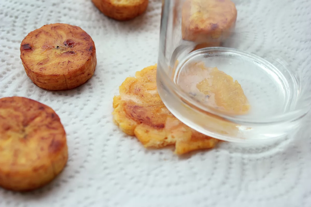 Patacones (tostones) 5 Proceso de aplastado de las rodajas de plátano macho fritas *