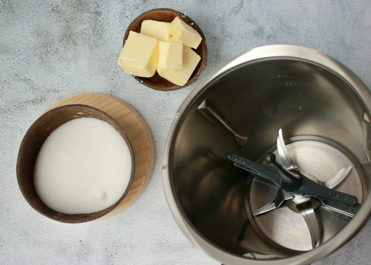 Proceso de batido de la mantequilla con el azúcar para hacer el bizcocho de coco
