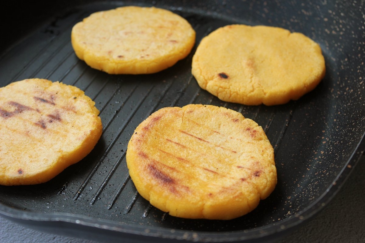 Grilled arepas cooking process