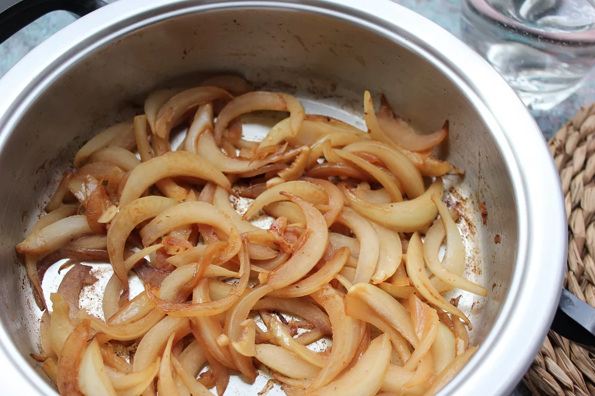 Salmón en salsa de cebolla 4 Proceso de cocción de la cebolla y el ajo para la salsa