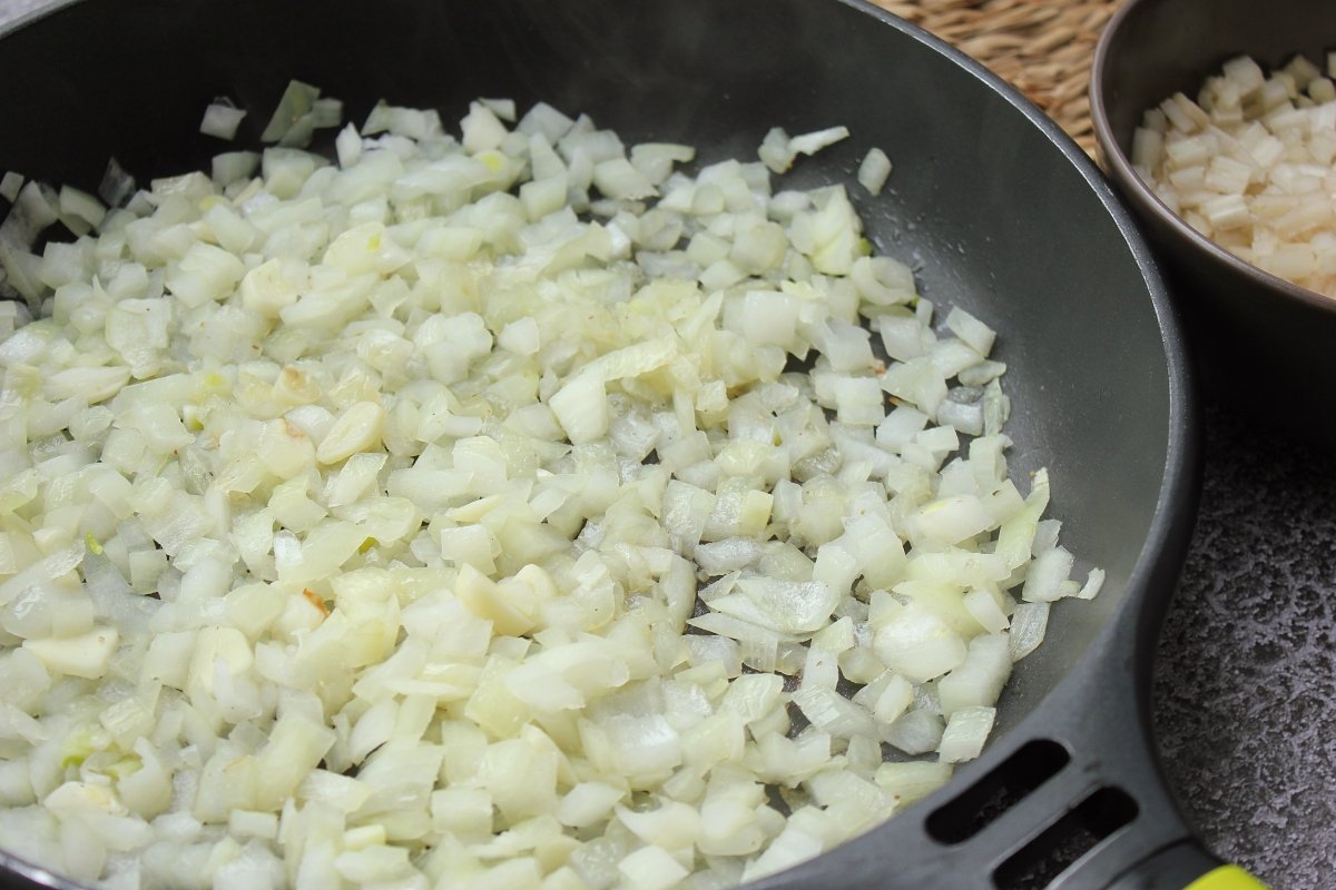 Proceso de cocción de la cebolla y el ajo picado
