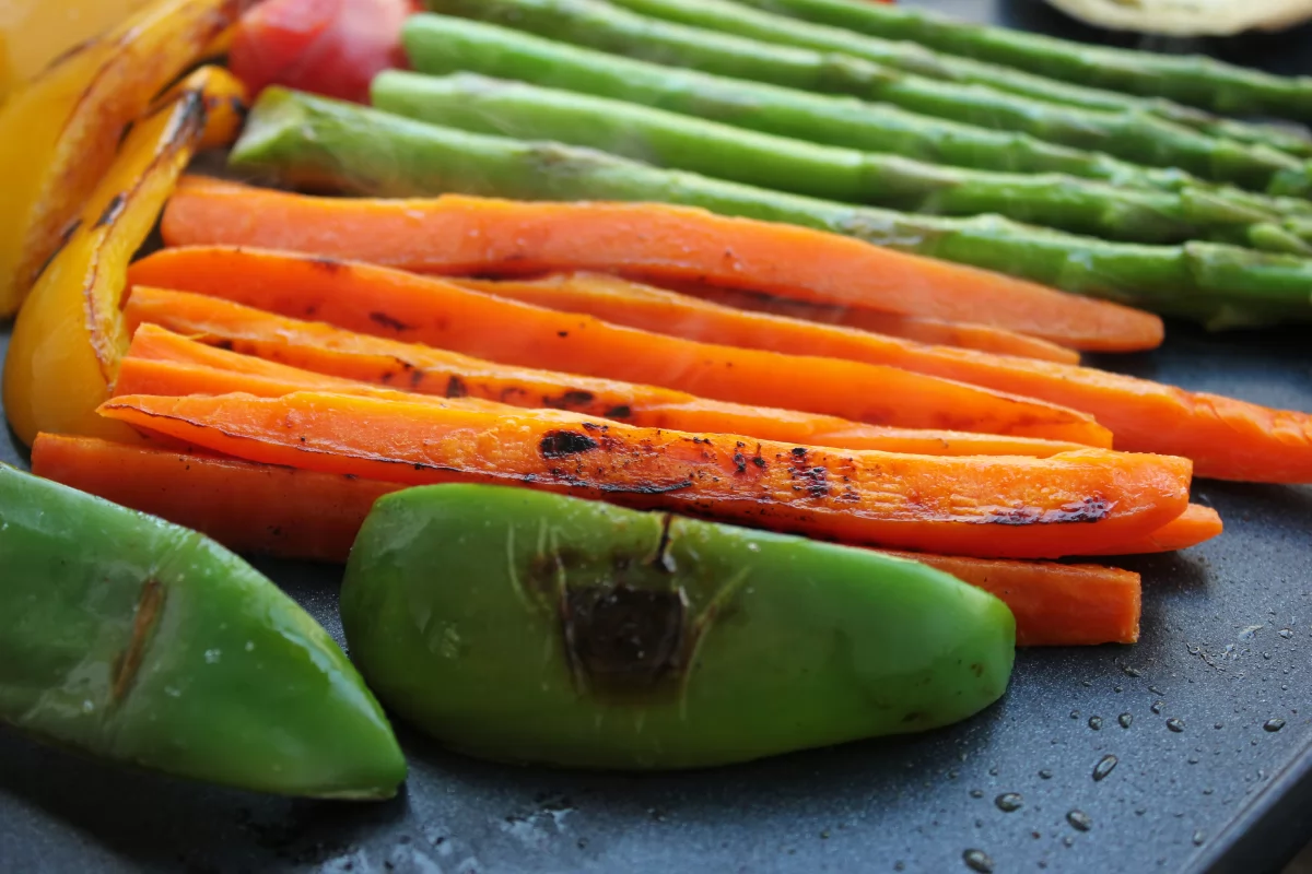 Proceso de cocción de la parrillada de verduras a la plancha *