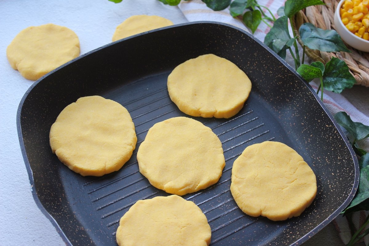 Grilled arepas cooking process