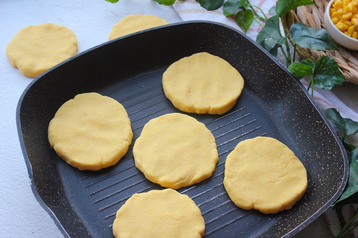 Proceso de cocción de las arepas a la plancha