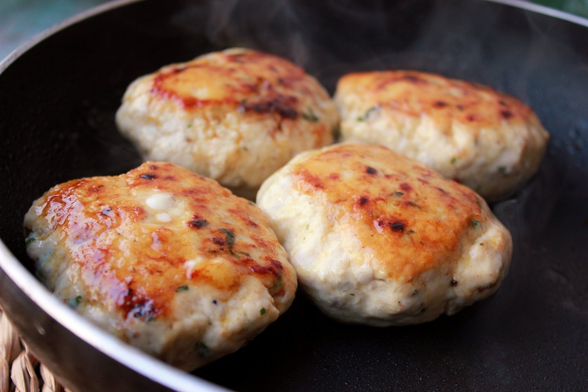 Proceso de cocción de las hamburguesas de pollo rellenas de queso