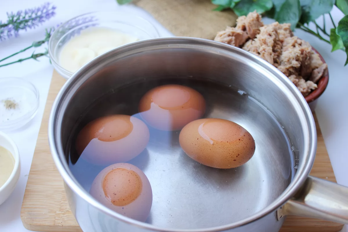 Ensalada de atún y huevo con mayonesa 2 Proceso de cocción de los huevos para la ensalada