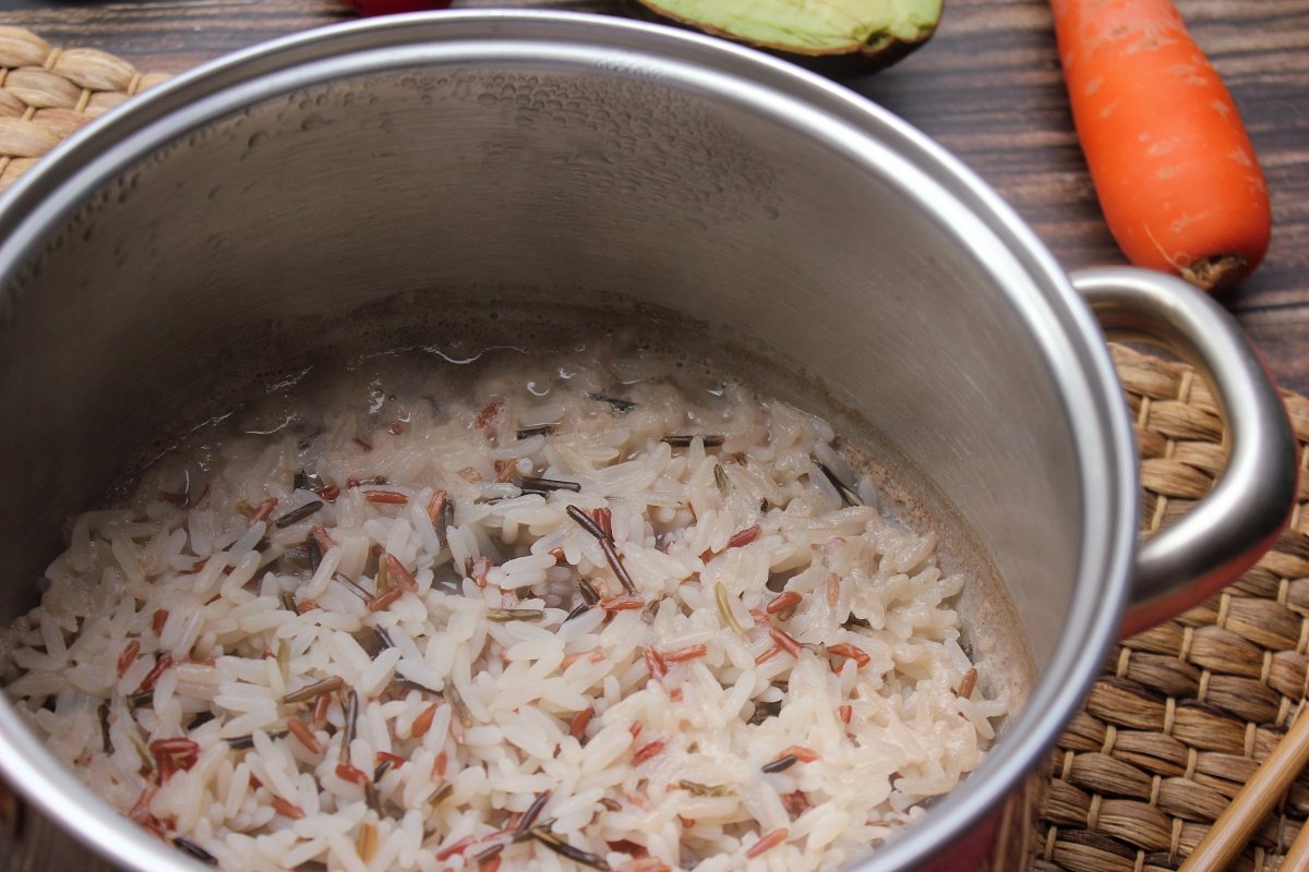 Proceso de cocción del arroz para el poke bowl