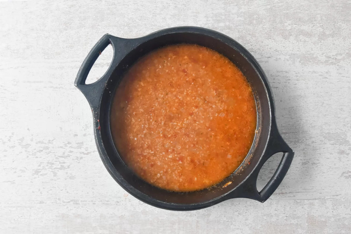 Proceso de colado del caldo de rape *