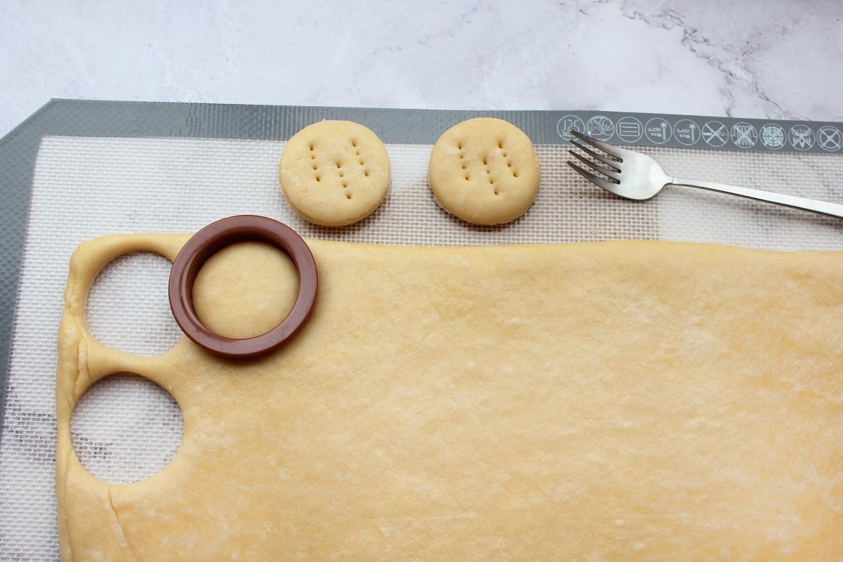 Process of cutting and decorating fat biscuits