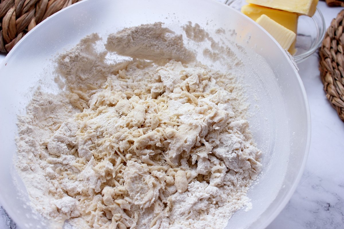 Process for preparing the dough for fatty biscuits