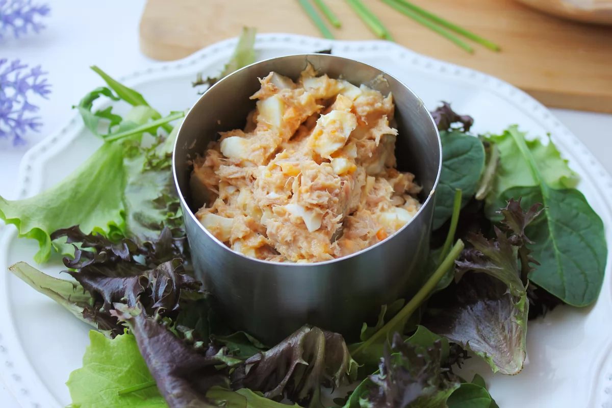 Ensalada de atún y huevo con mayonesa 6 Proceso de emplatado de la ensalada de atún, huevo y mayonesa