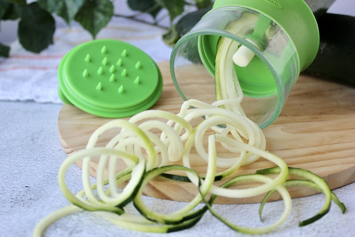 Proceso de espiralización del calabacín para obtener los espaguetis