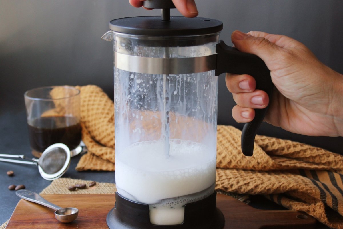 Milk frothing process with a French press