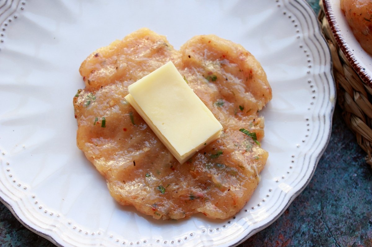 Proceso de formado de las hamburguesas de pollo rellenas de queso