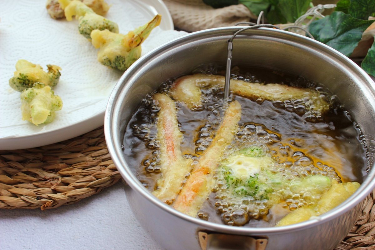 Proceso de fritura de la tempura de verduras