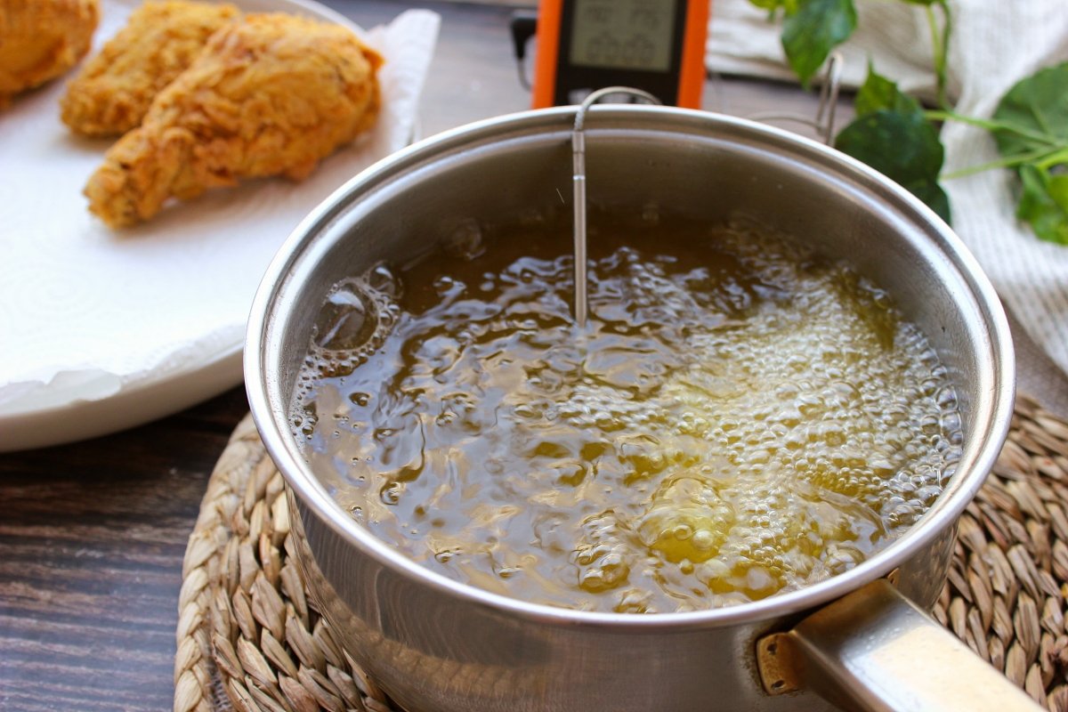 Proceso de fritura de las piezas de pollo