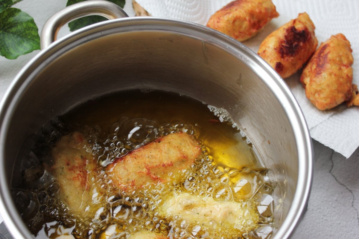 Proceso de fritura de los buñuelos de pollo