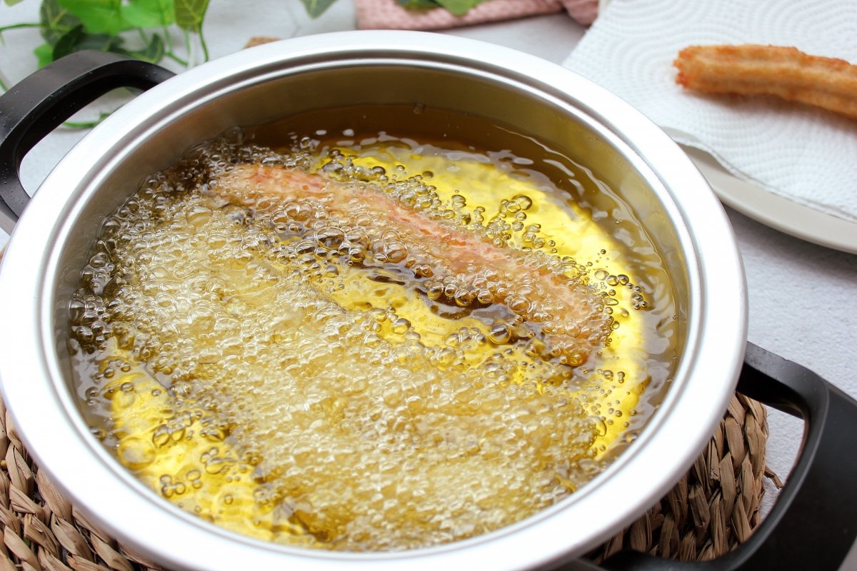 Proceso de fritura de los churros caseros